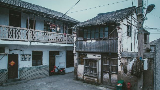 岸边民居