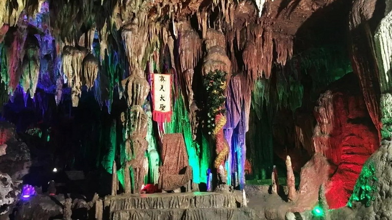波月洞