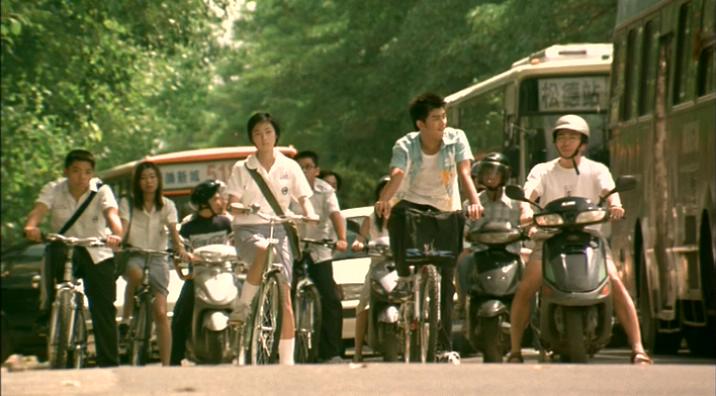 放学骑车追逐的道路