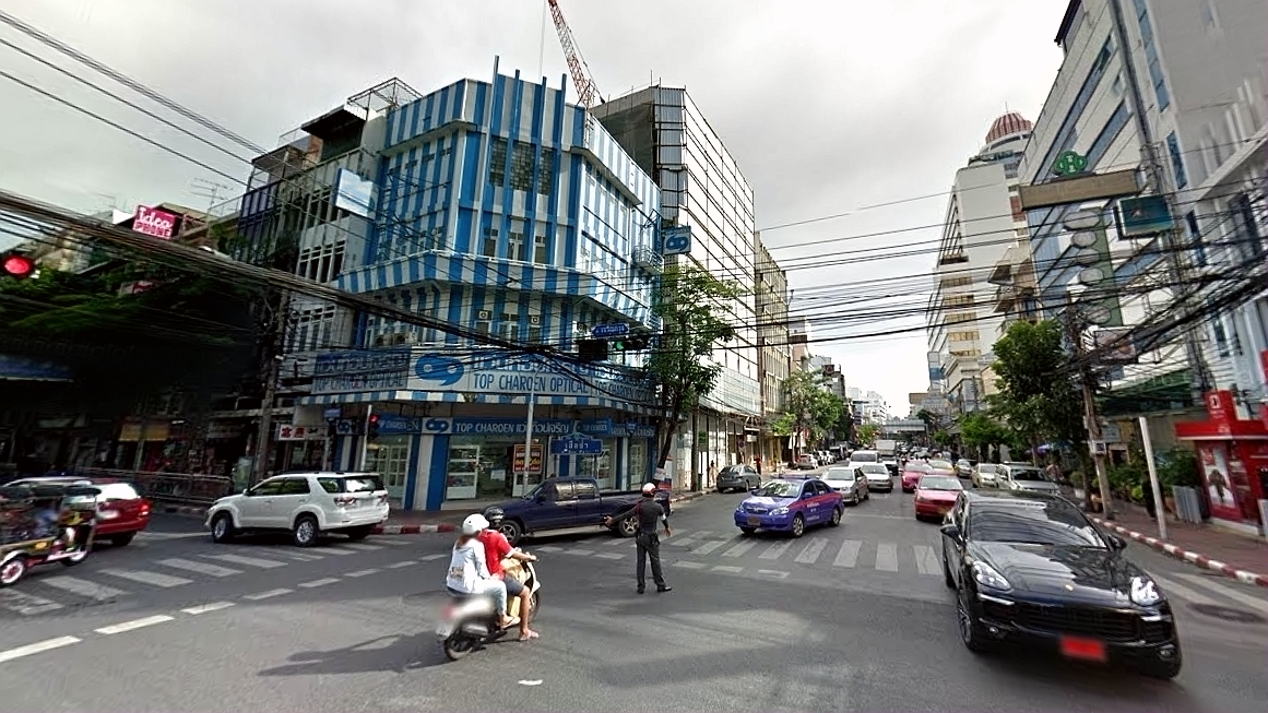 石龙军路与拉察王路交叉口