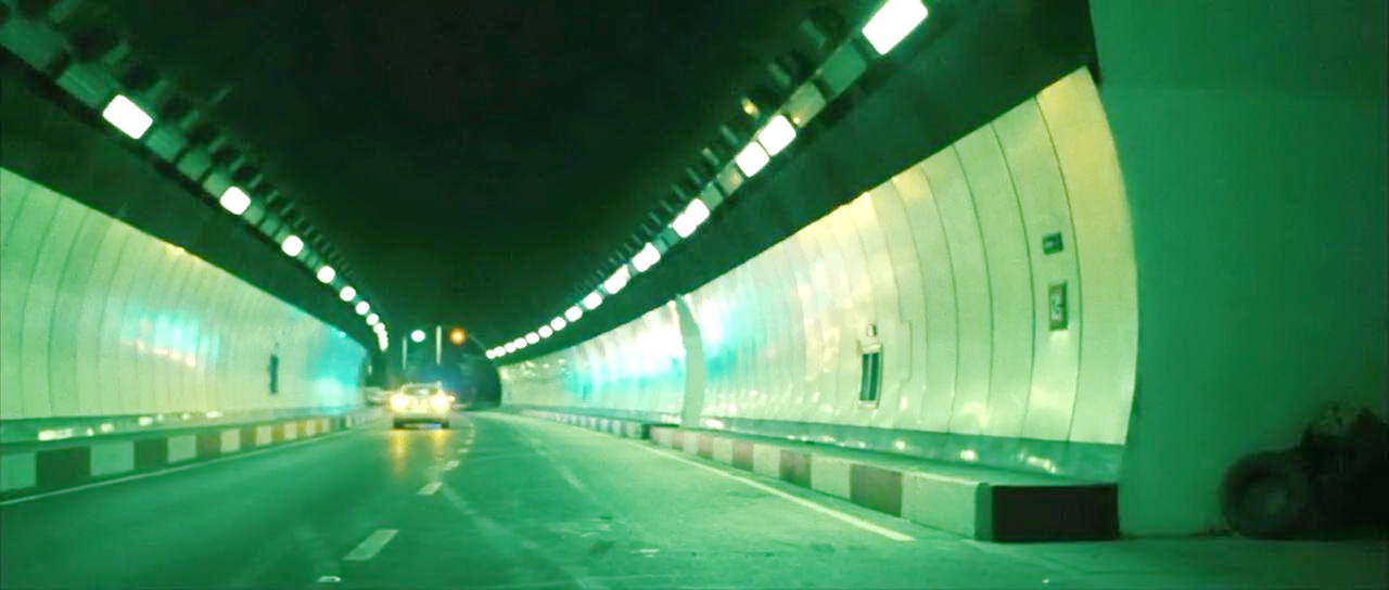逃脱警车的隧道