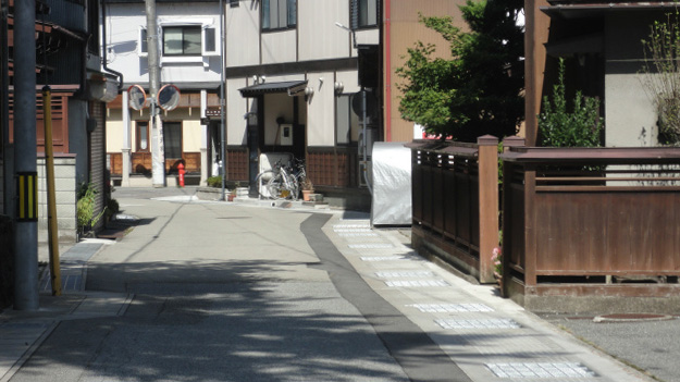 一本杉儿童乐园东侧道路