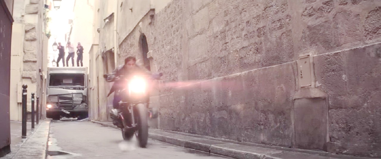 骑上摩托车