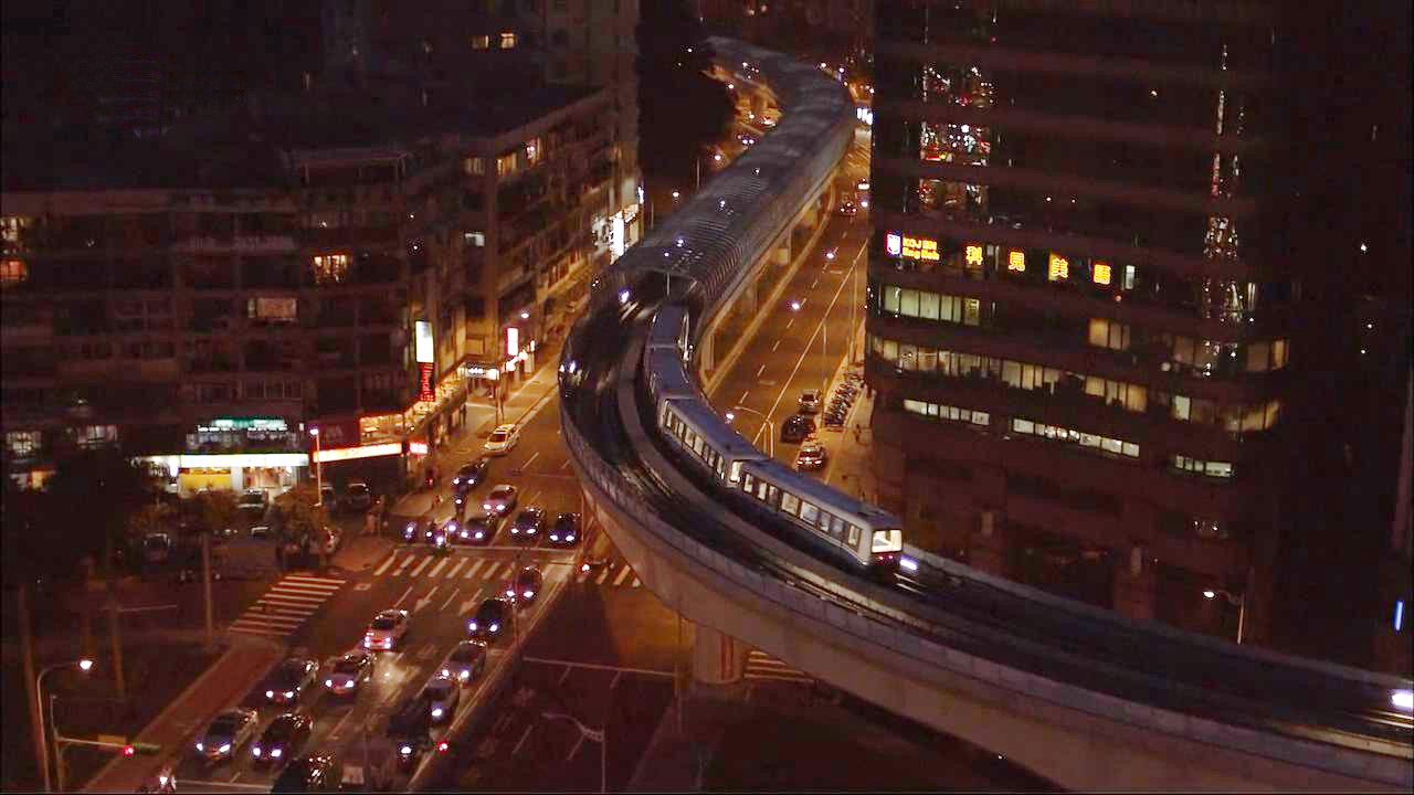 姐妹俩楼顶交谈