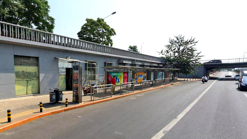 德胜门公交车站
