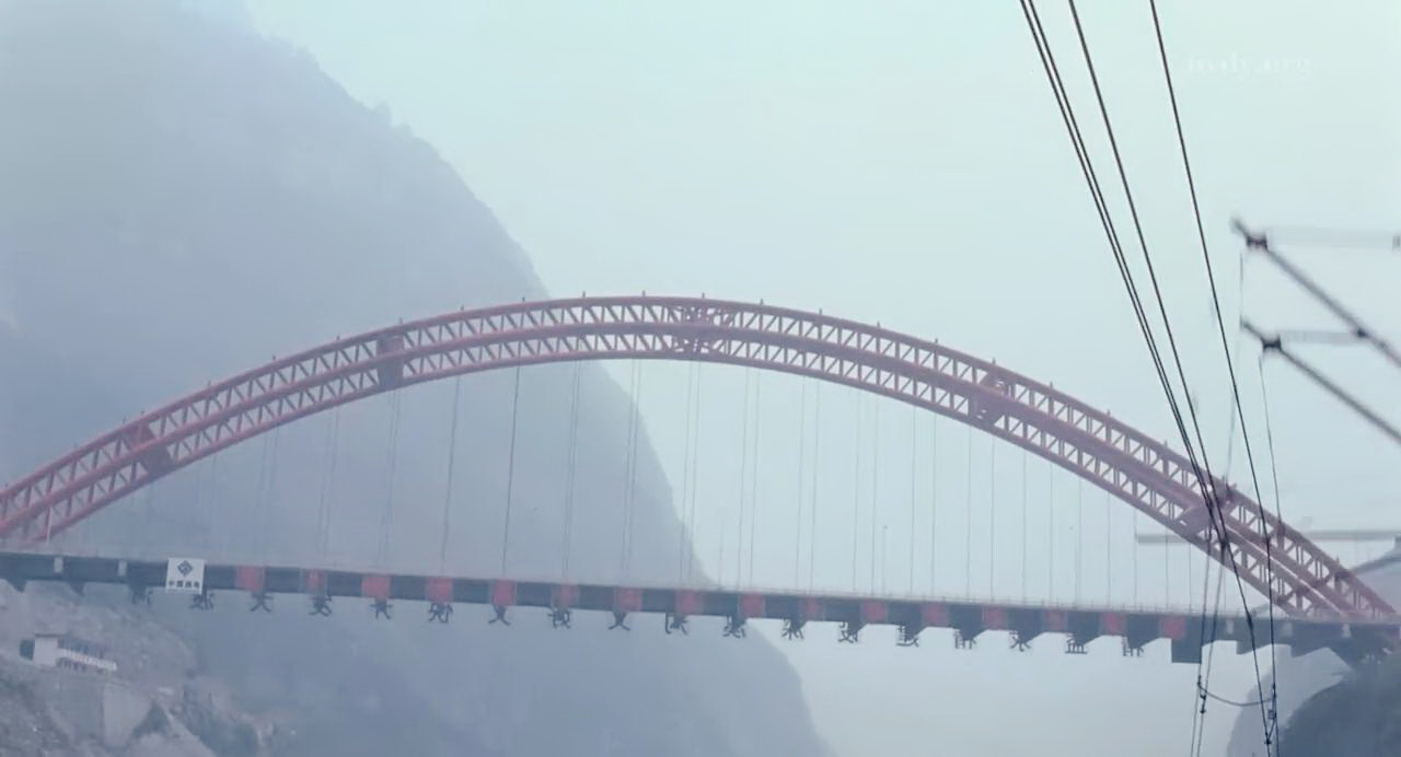 火车经过的大桥