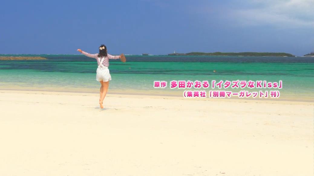 琴子在海滩边