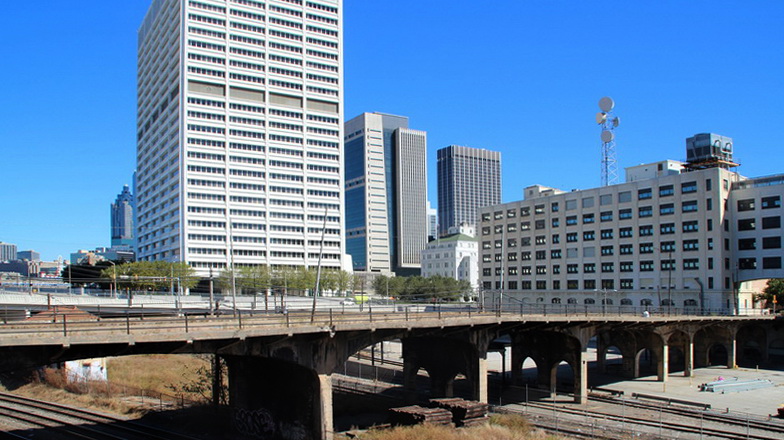 尼尔森街桥下空地