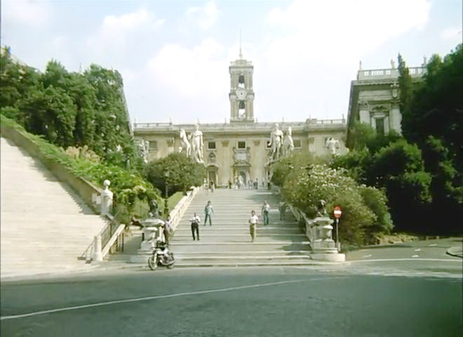 摩托车驶过罗马街道