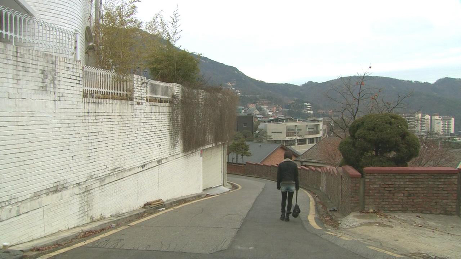 罗琳沉默离开