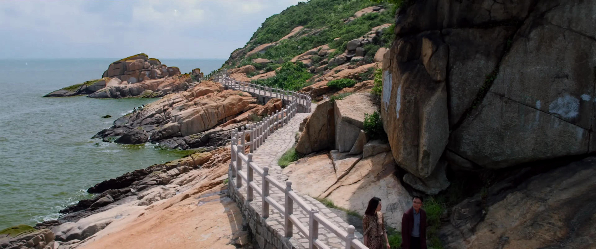 梅晓鸥陪段总海边散步