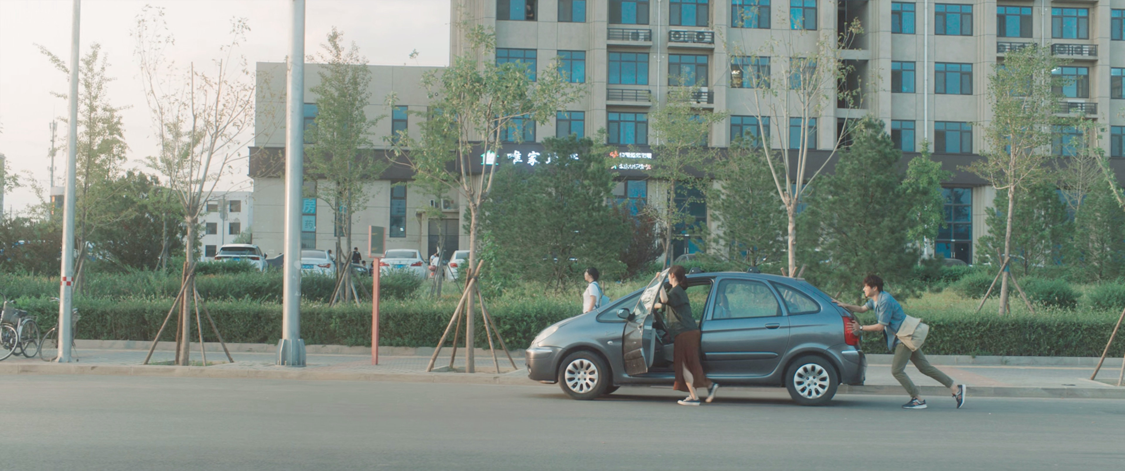 仲要帮白树瑾推车