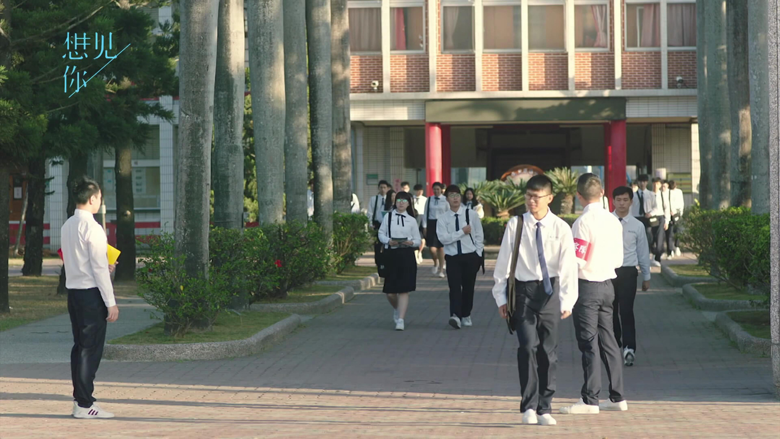 凤南中学校门口
