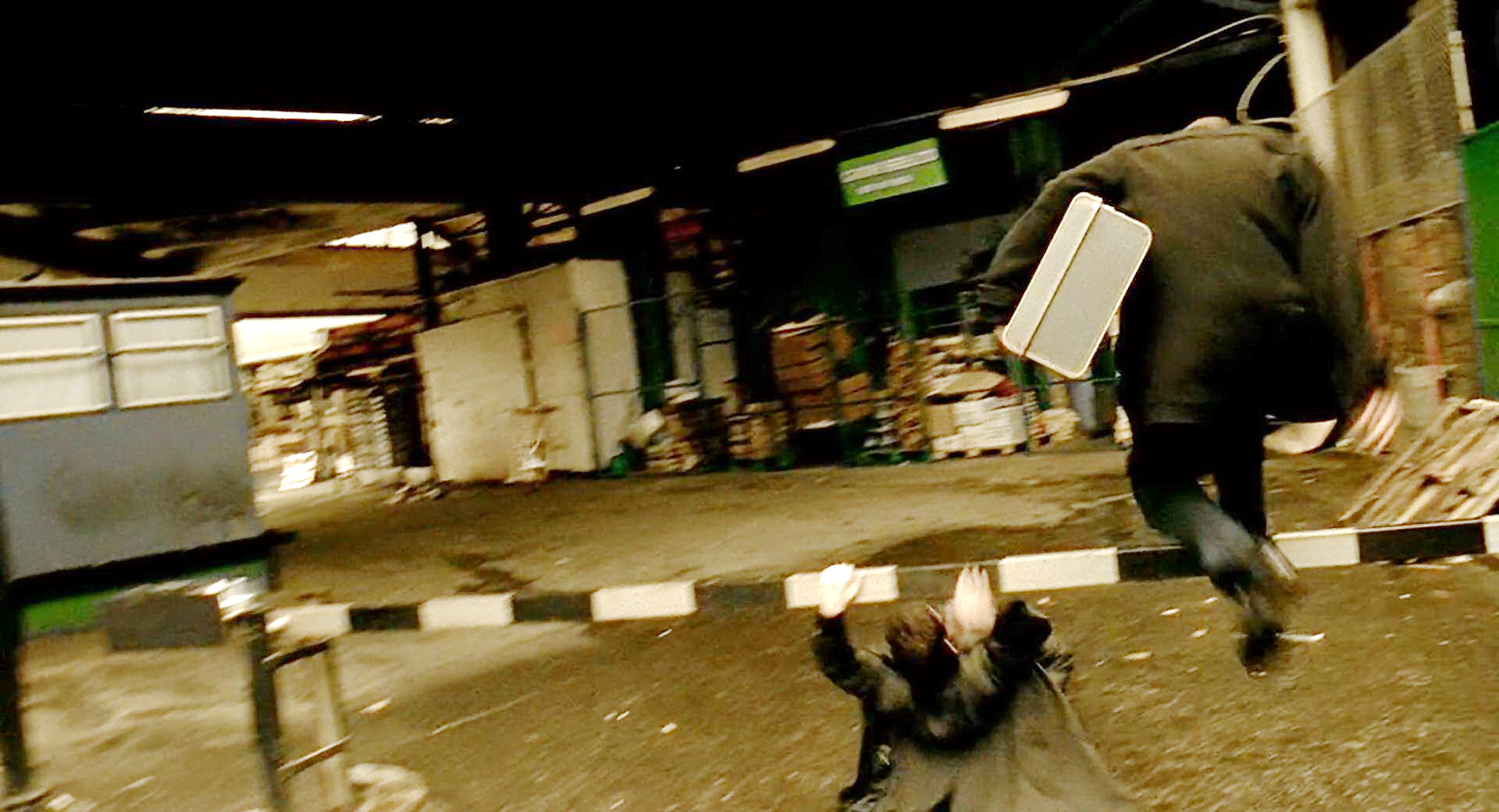艾德和贝肯逃避追捕