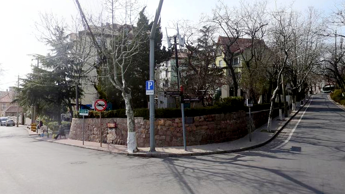 龙山路与龙江路交叉口
