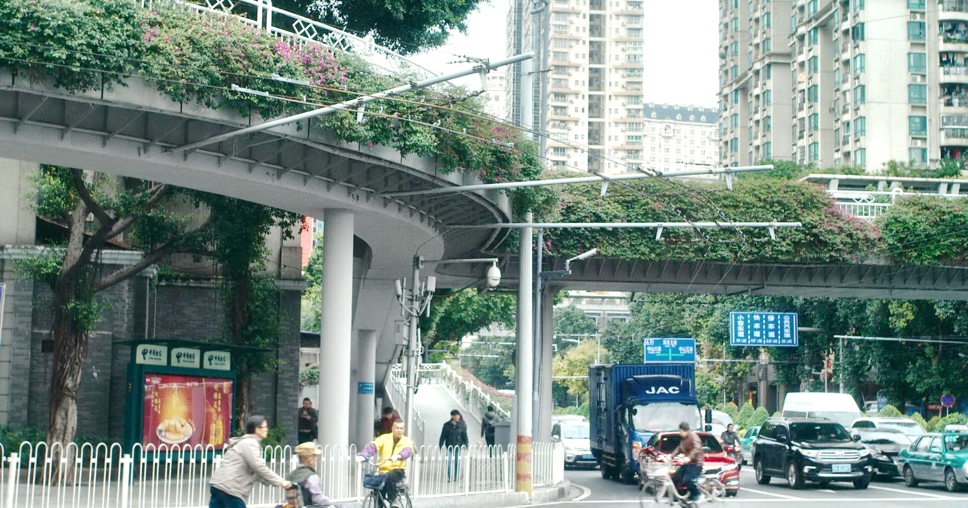 回家路上的行人天桥