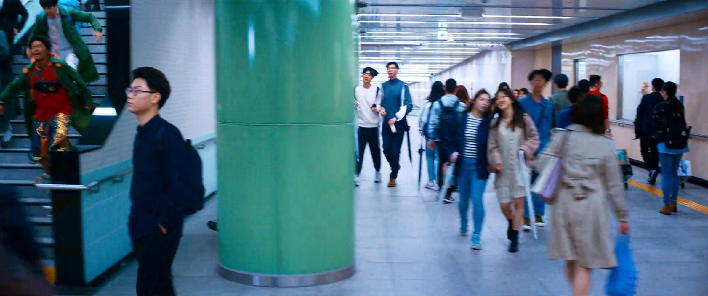 秦风唐仁闯地铁站