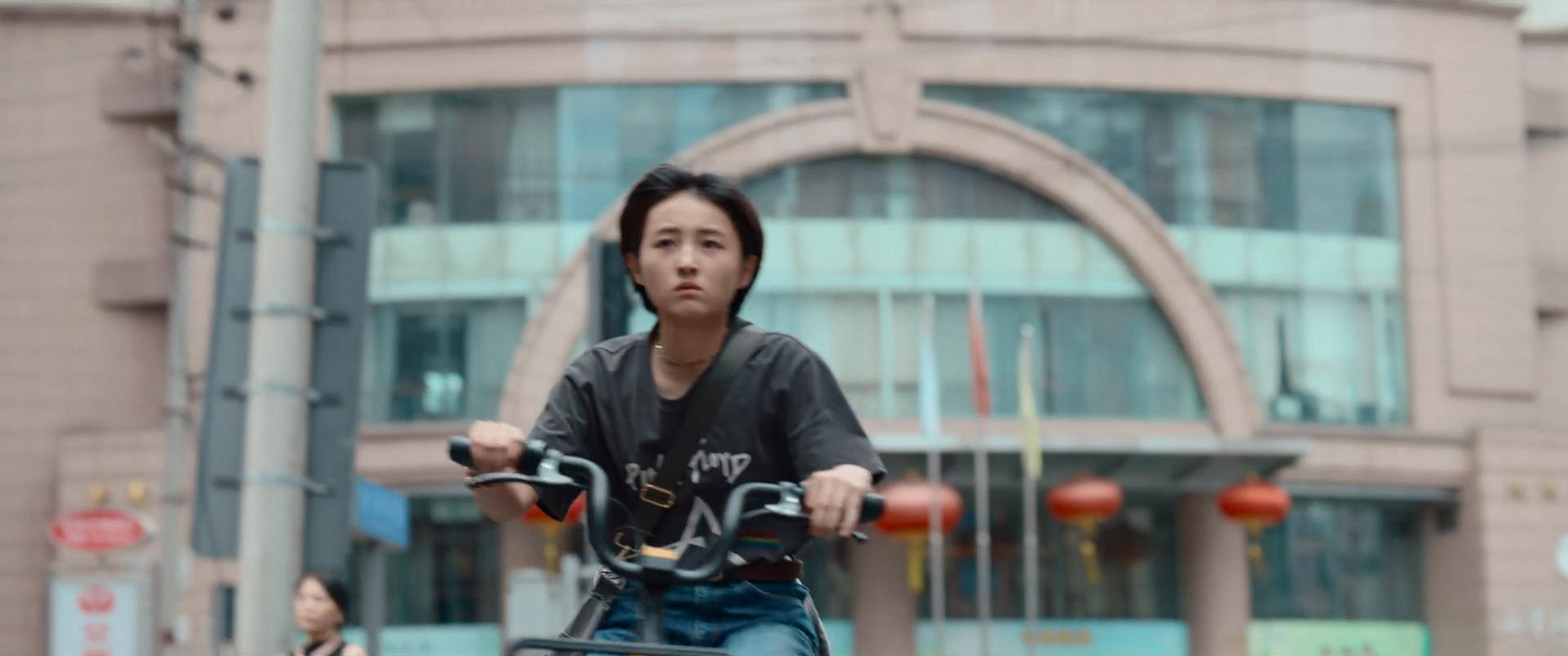 安然骑车经过