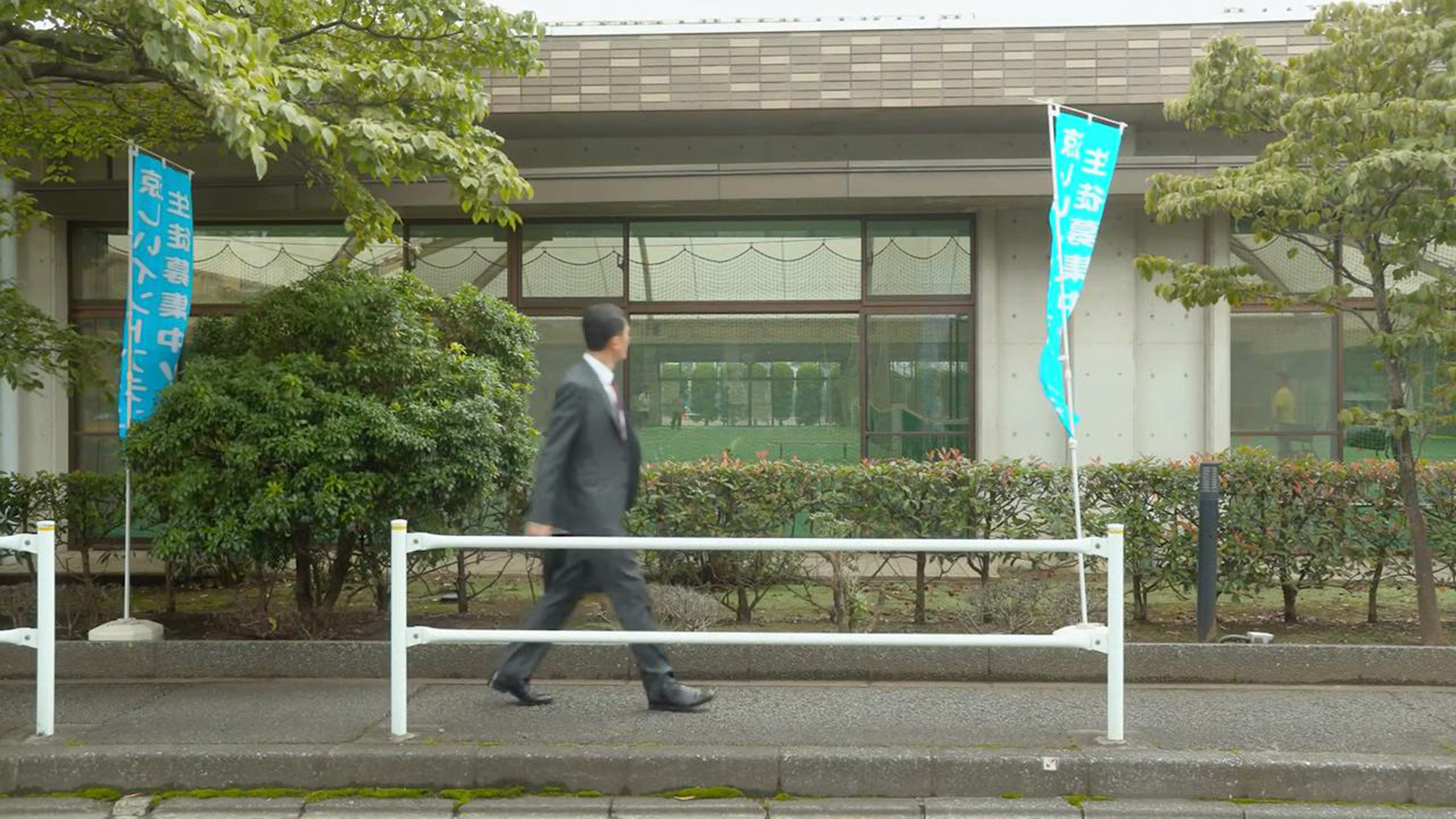 五郎路过网球场