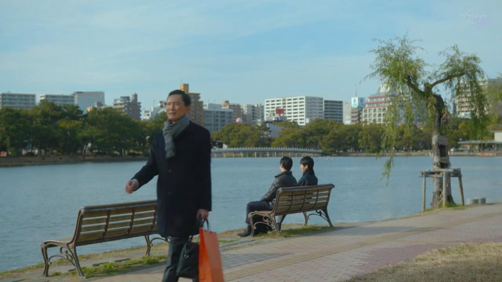 五郎穿过公园