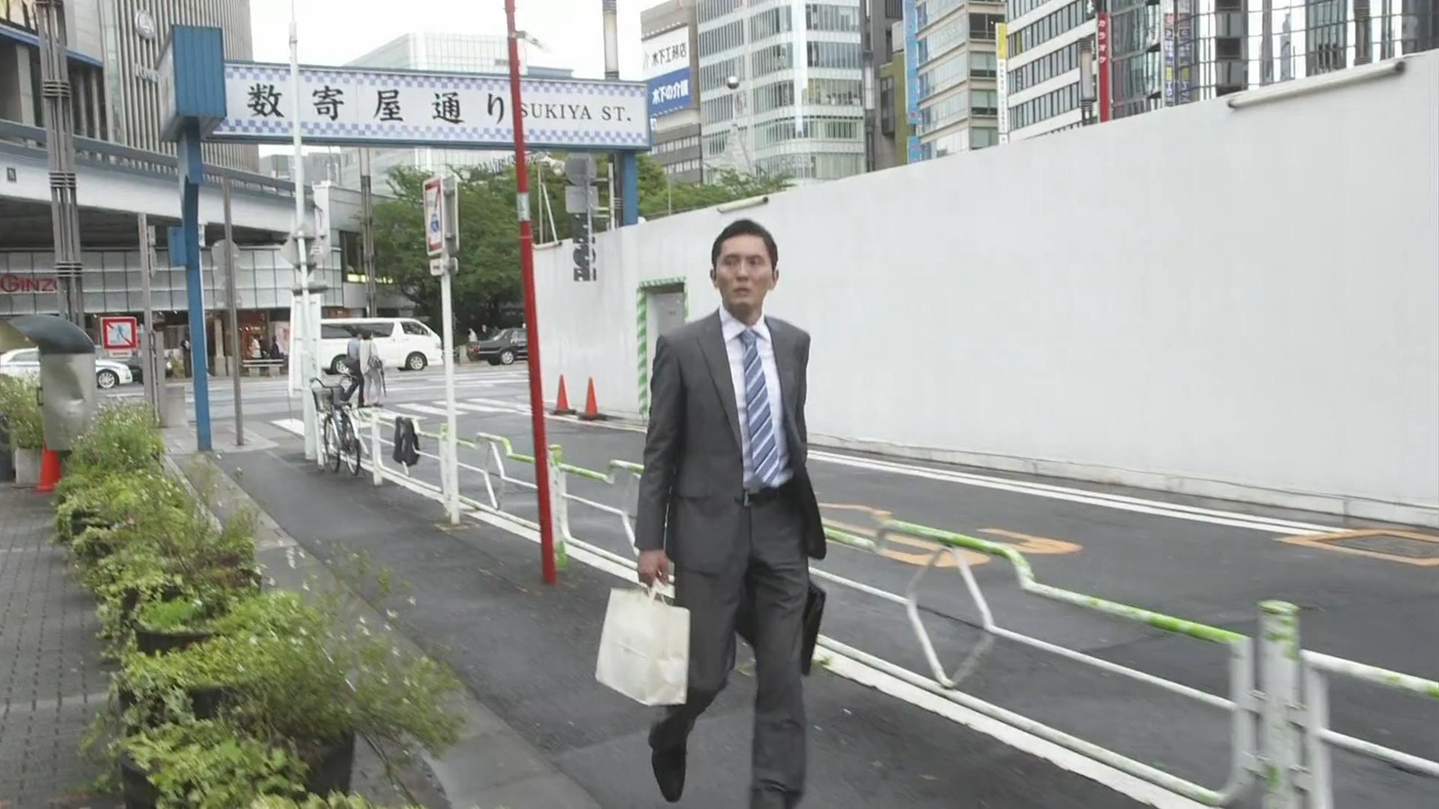 五郎经过服装店