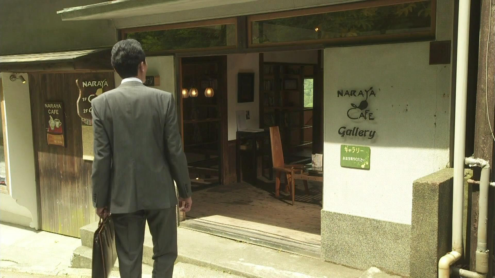 五郎查看画廊场地
