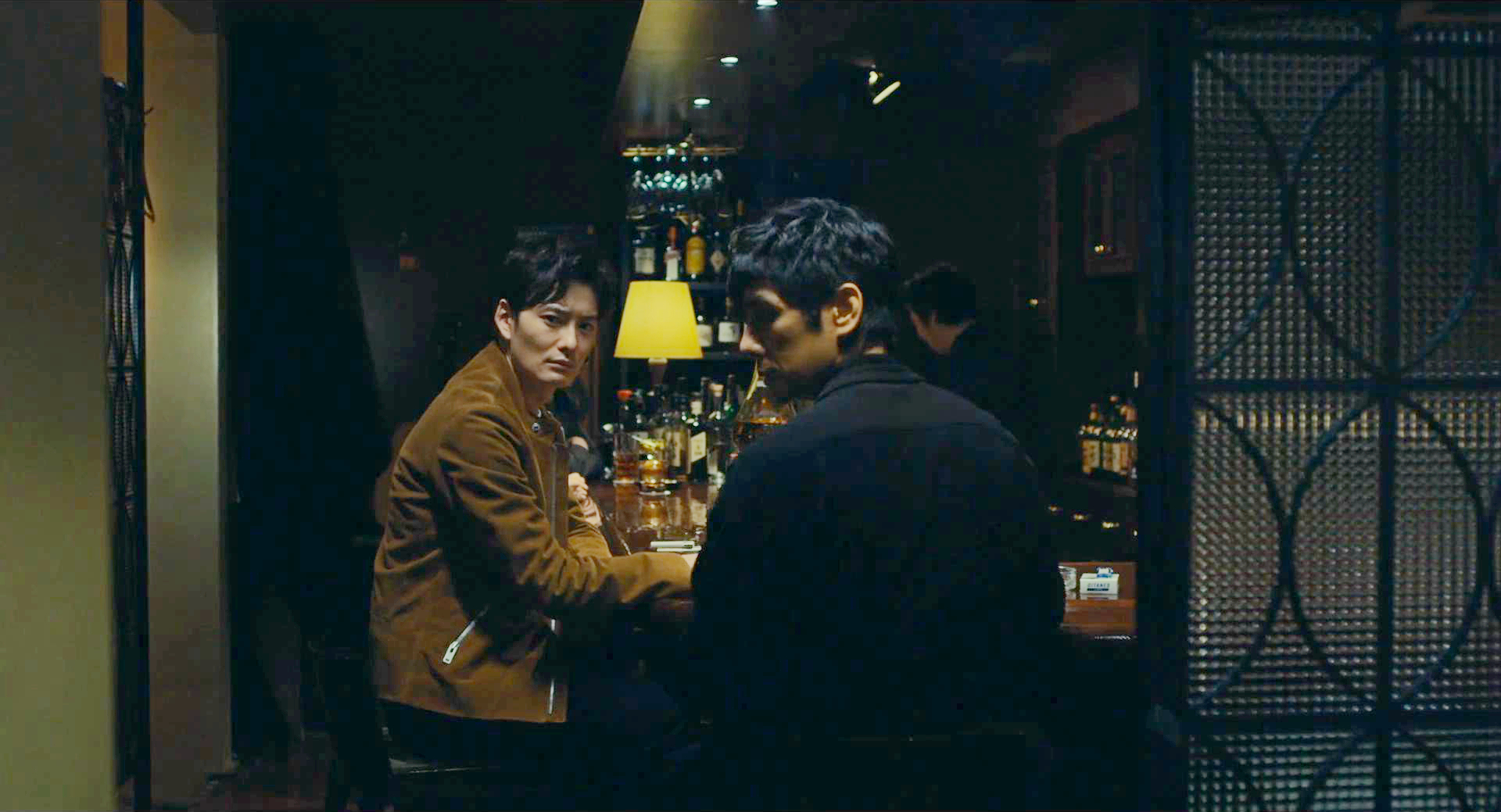 悠介高槻谈话的酒吧