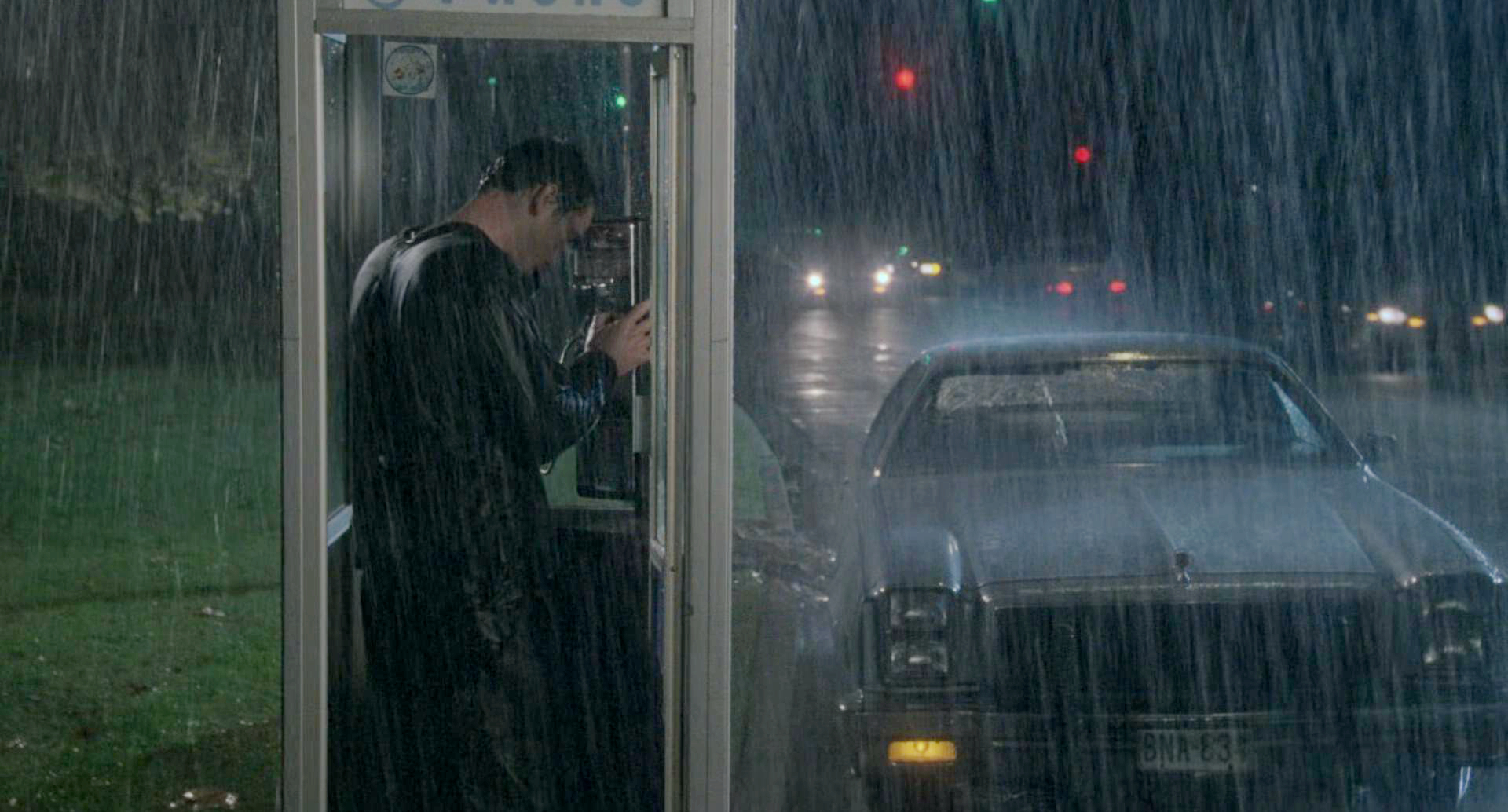 劳埃德冒雨打电话