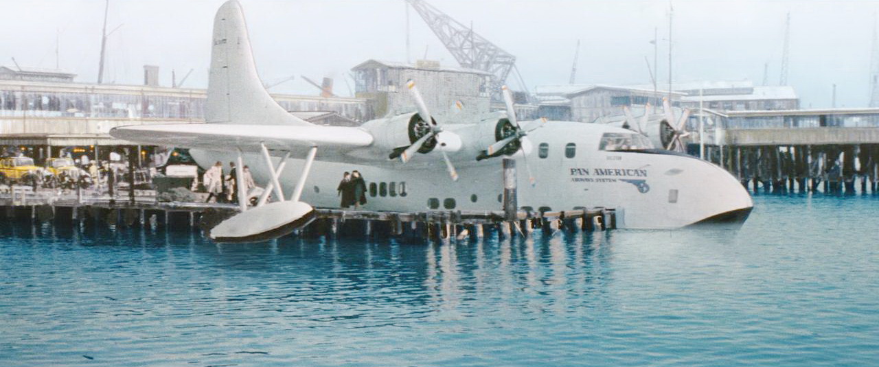 登上泛美海上飞机