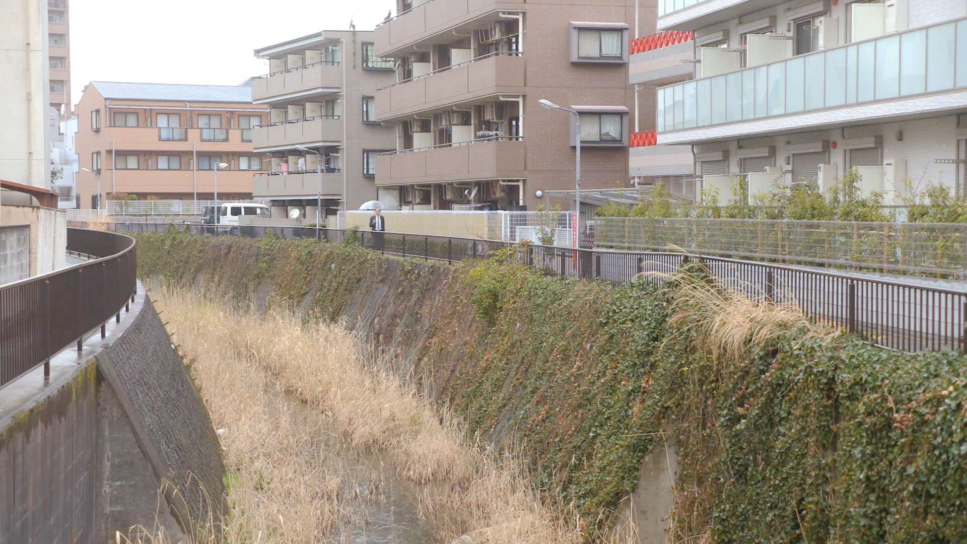 五郎沿水路步行