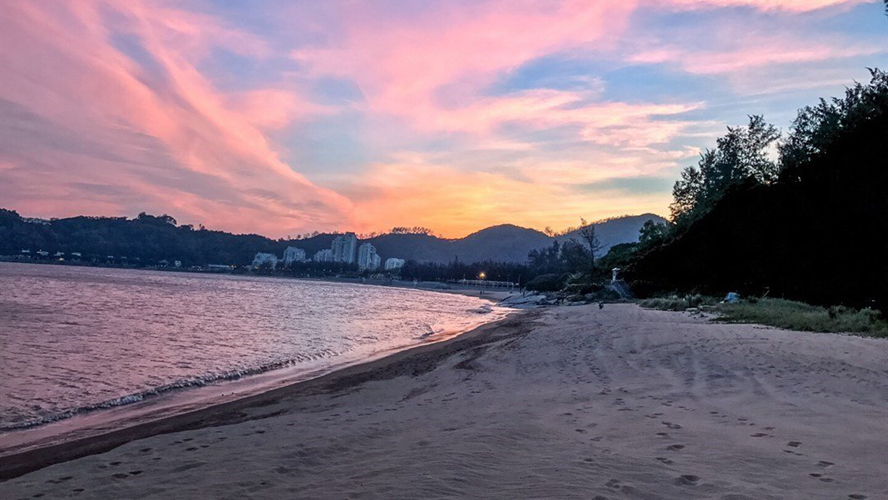 黑沙海滩