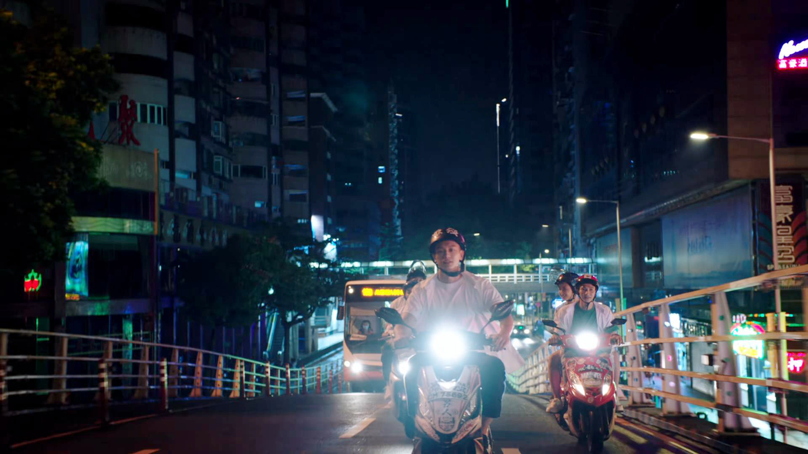 骑小电驴兜风