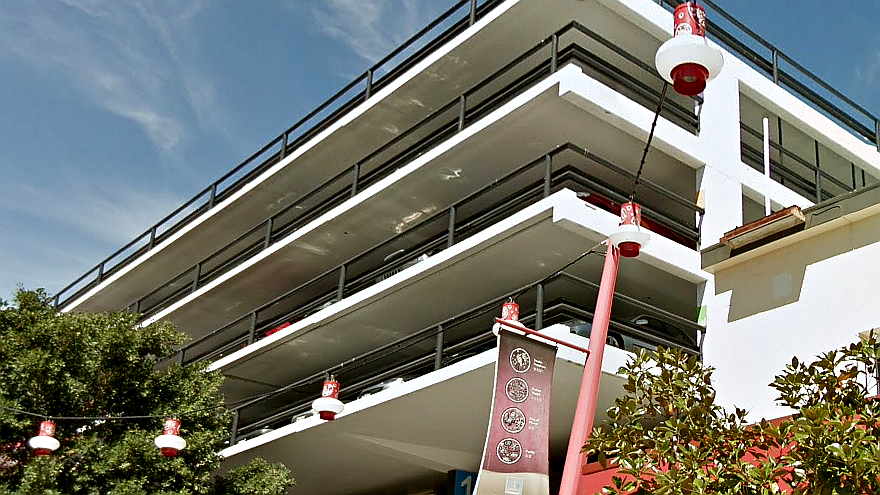 唐人街停车场