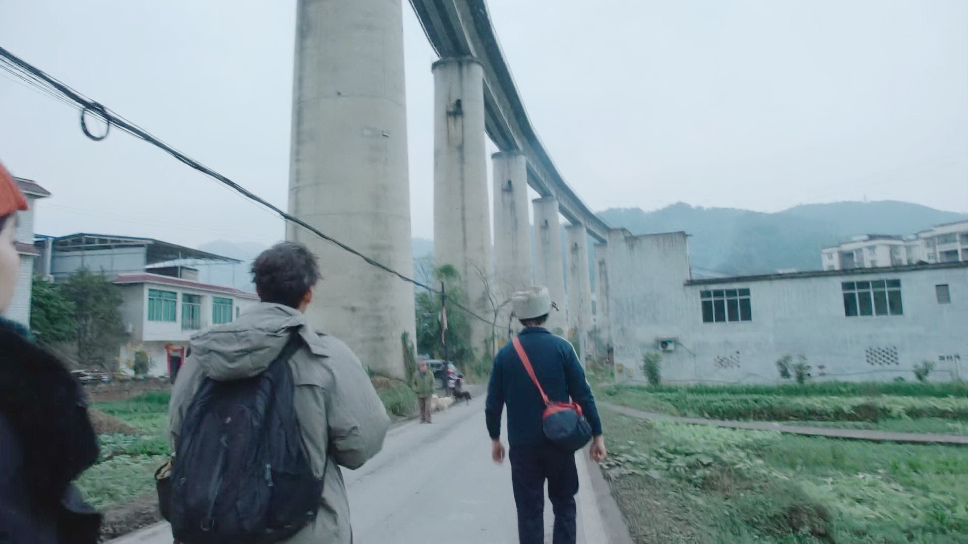 走下铁路桥