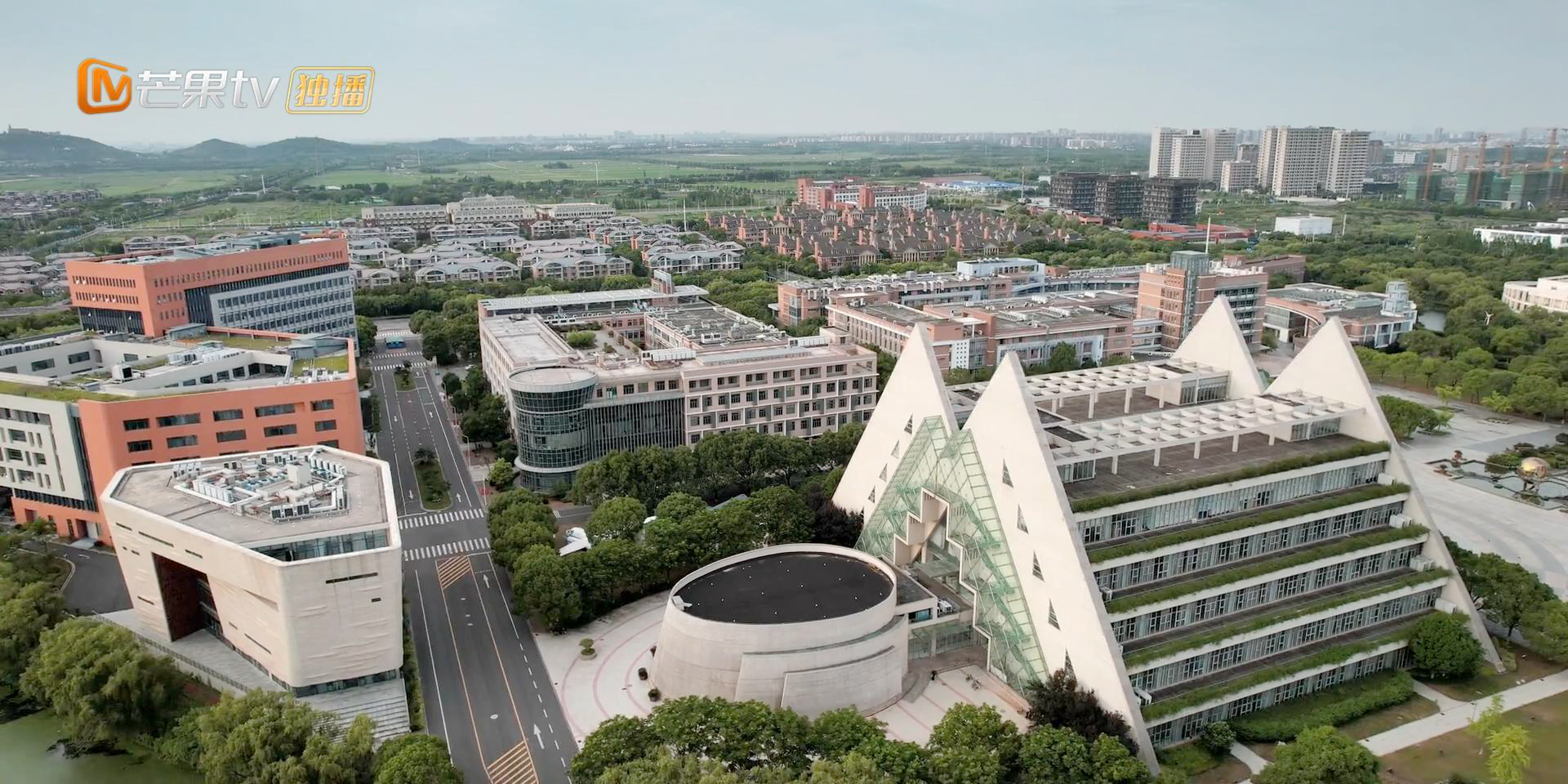 严吕宁开分享会的学校外景