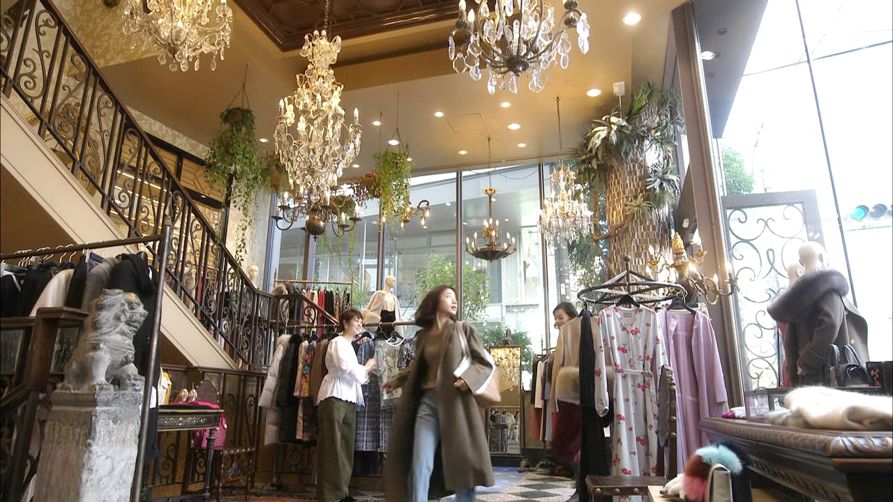 躲进服装店
