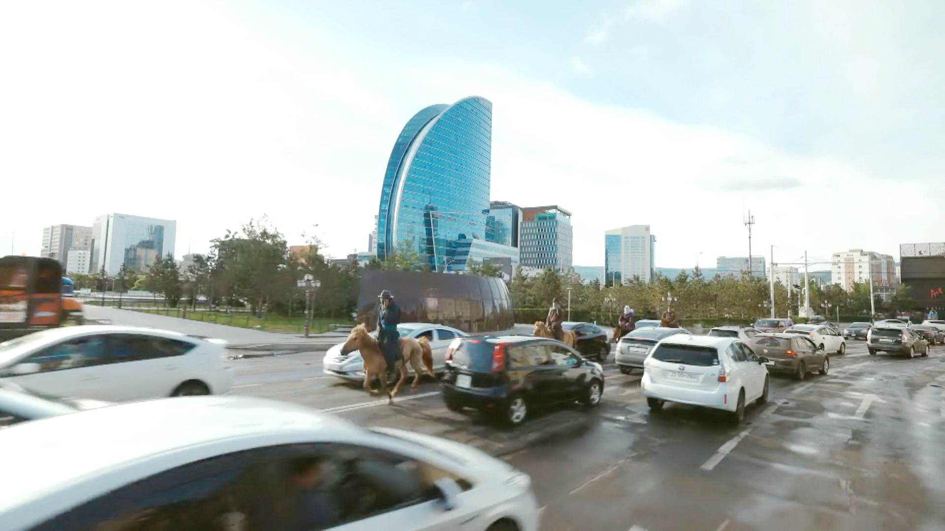 骑马穿过库丹街道