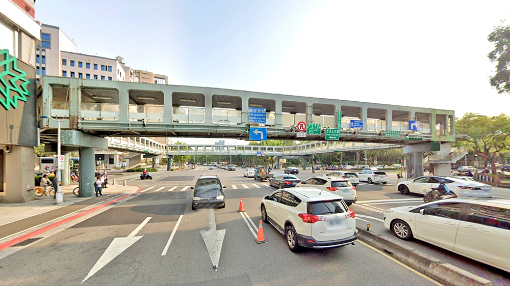 新生南路与和平东路交叉口行人天桥