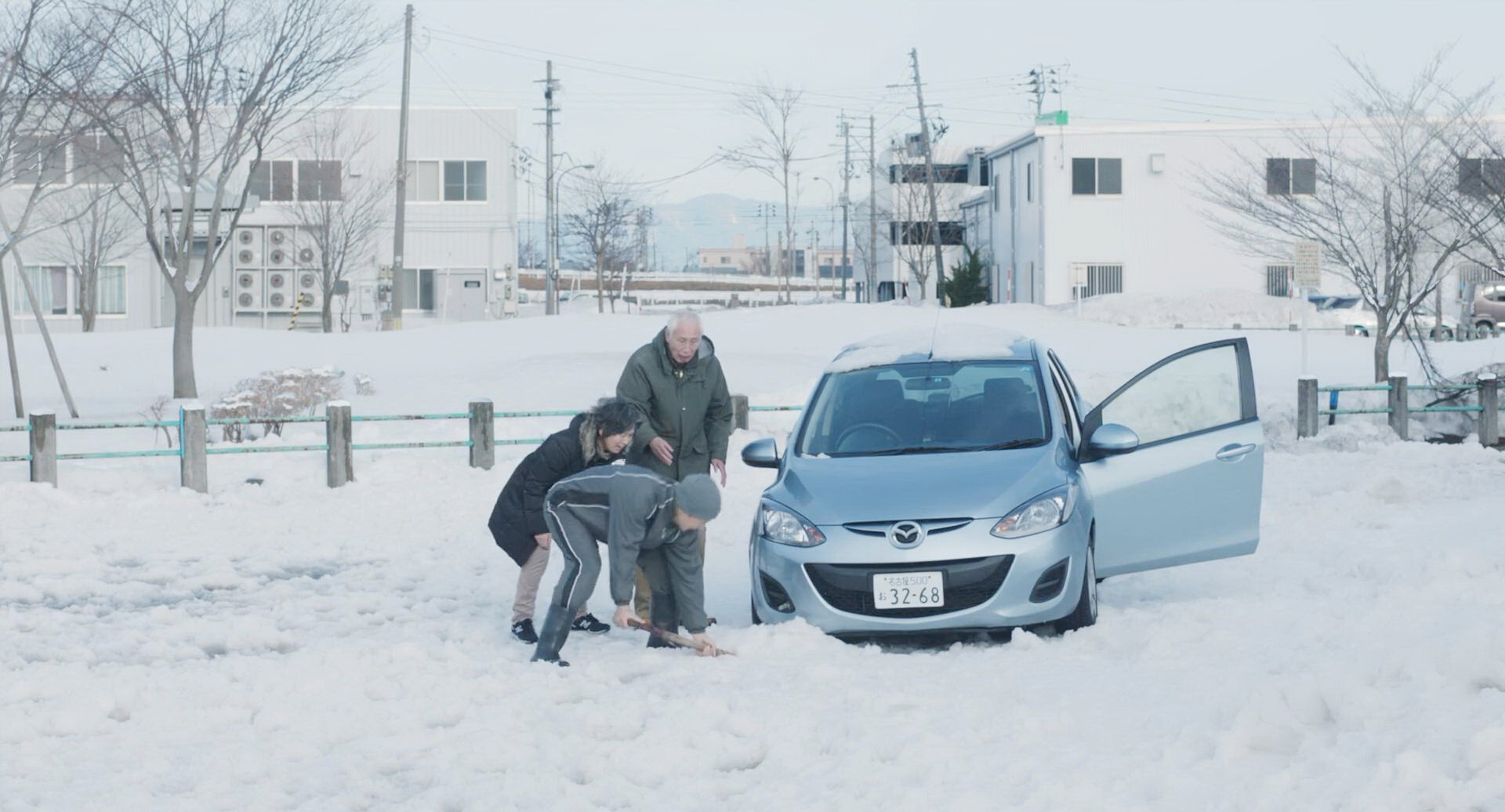 工藤徹帮人铲雪