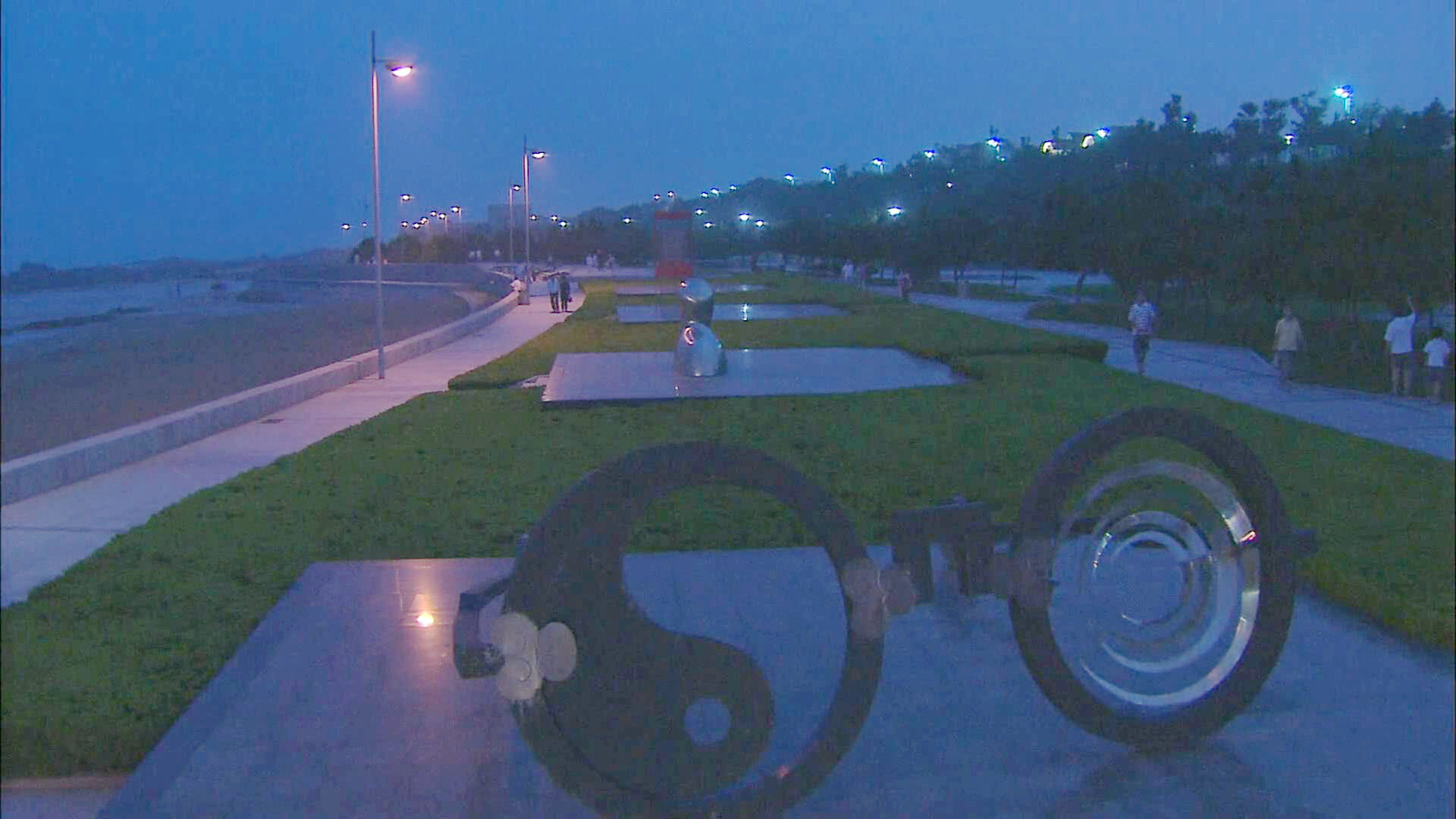 康青杨夫妇散步