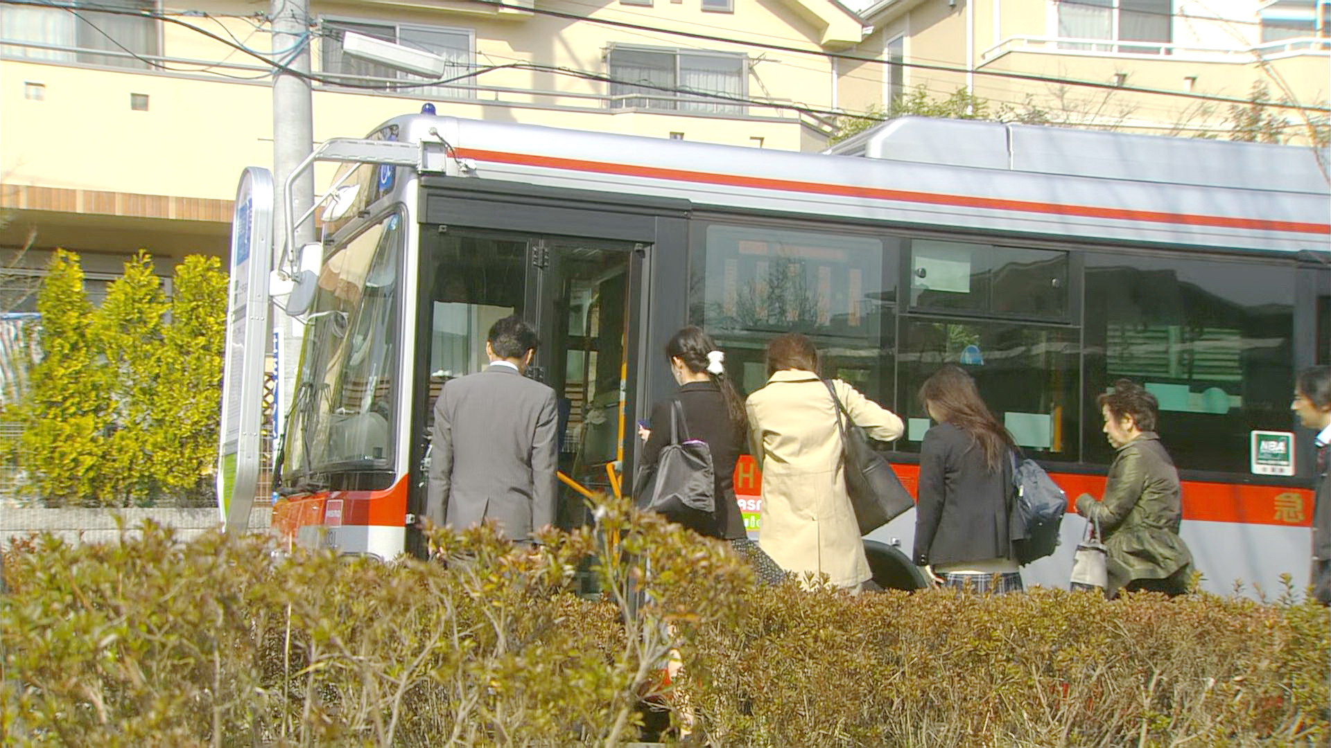 黛登上公交车
