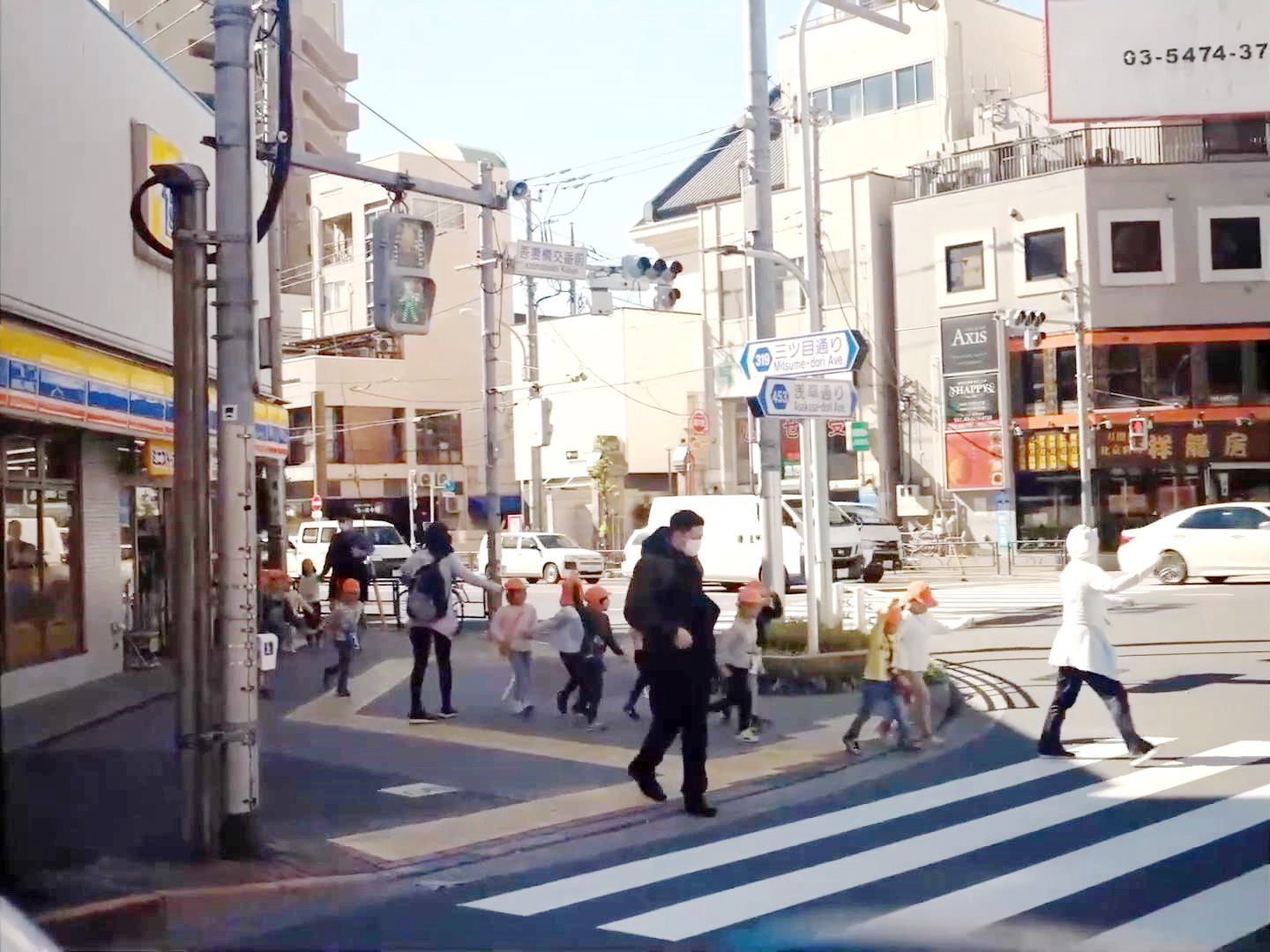 等小学生过马路