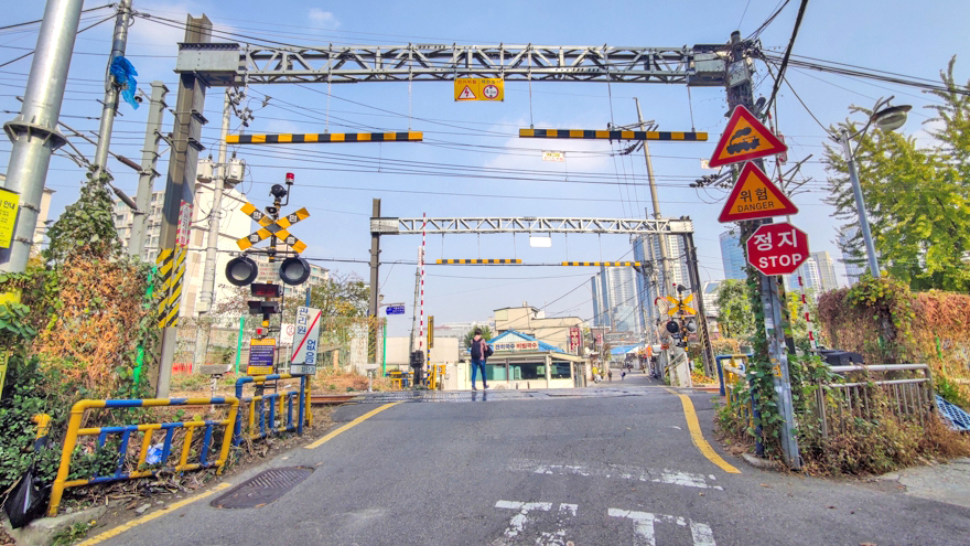 白嫔三角铁路道口