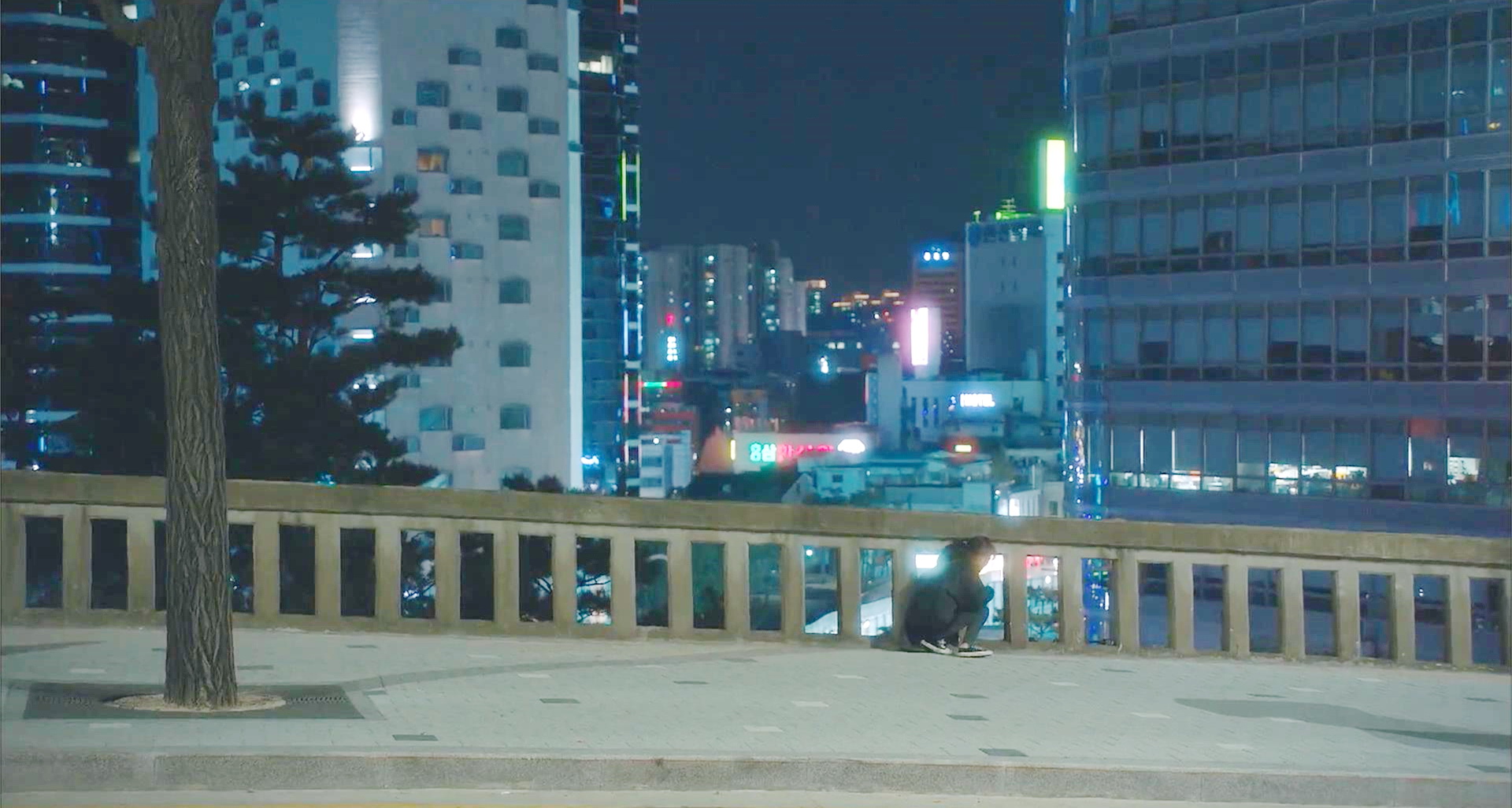 李至安当街痛苦