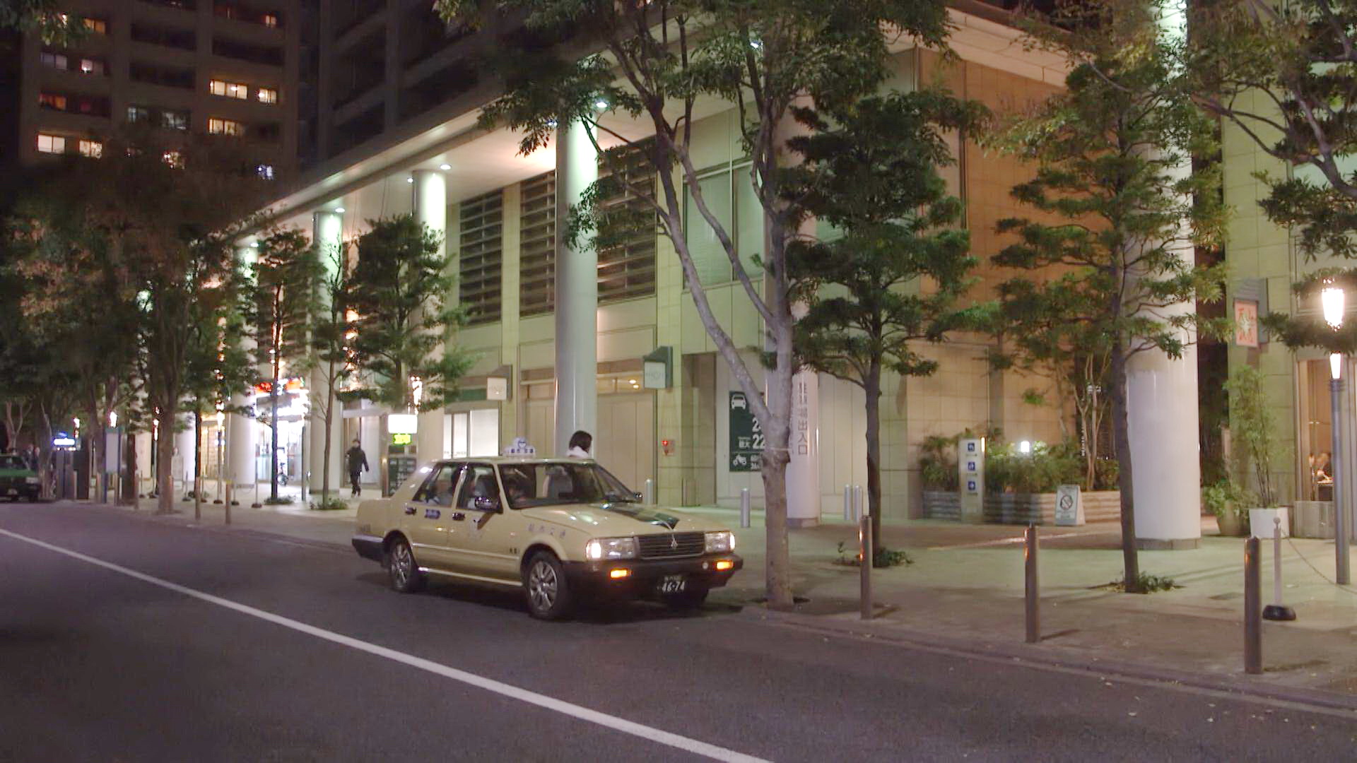 百合家公寓楼下