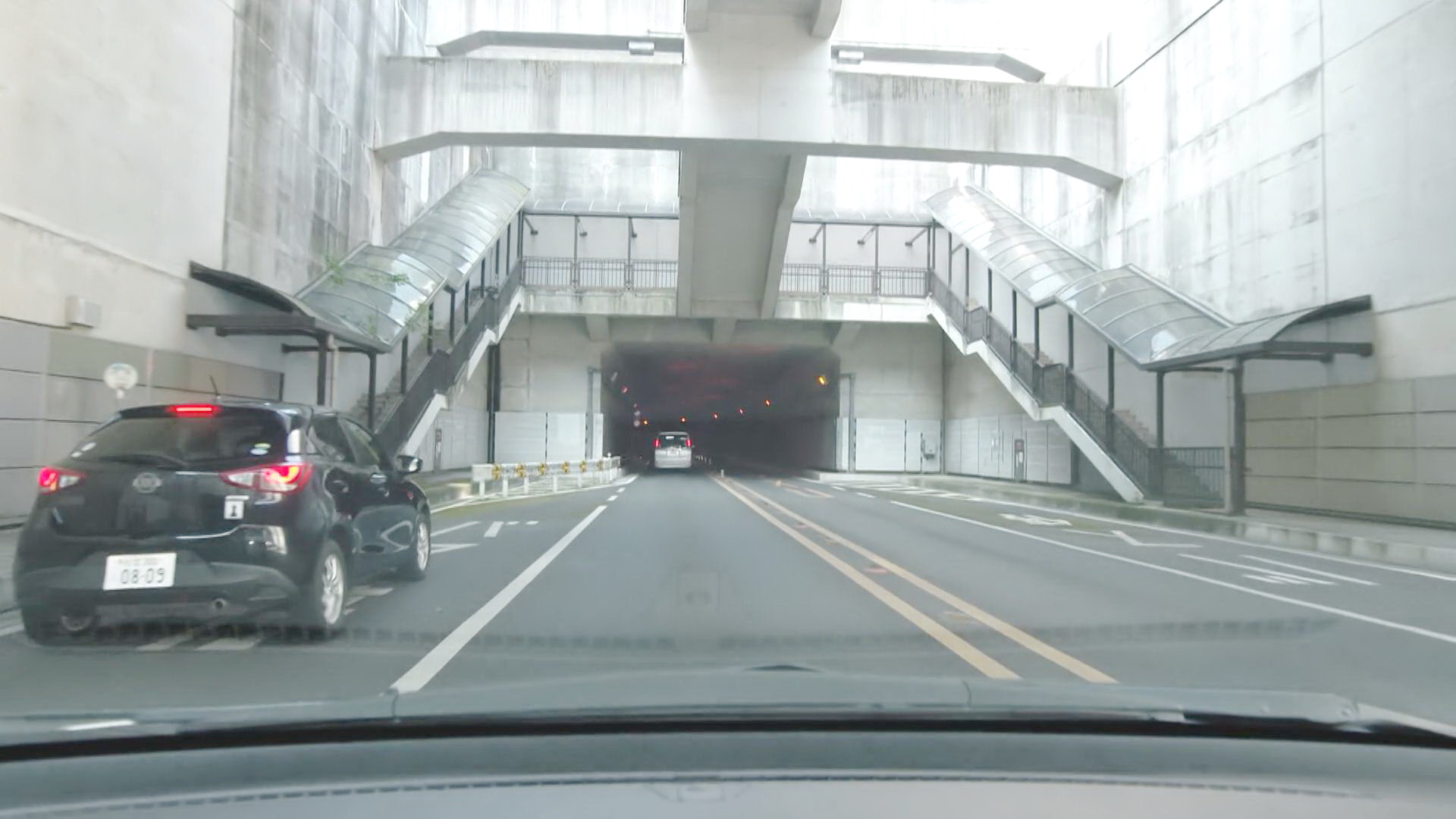 发现逼车狂的隧道