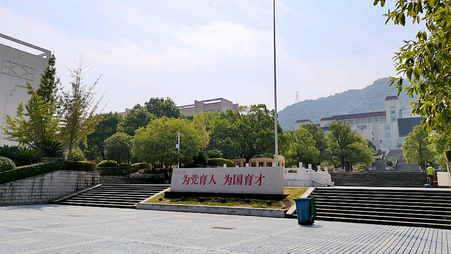 校训广场