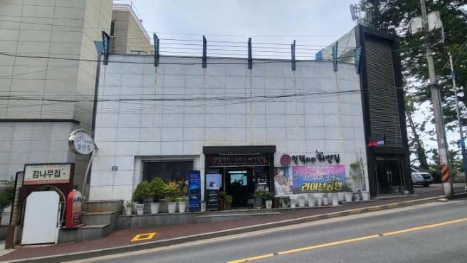 山坡上的白屋