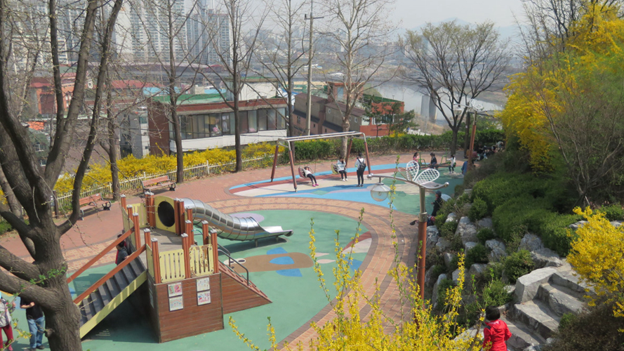 鹰峰迎春花儿童公园