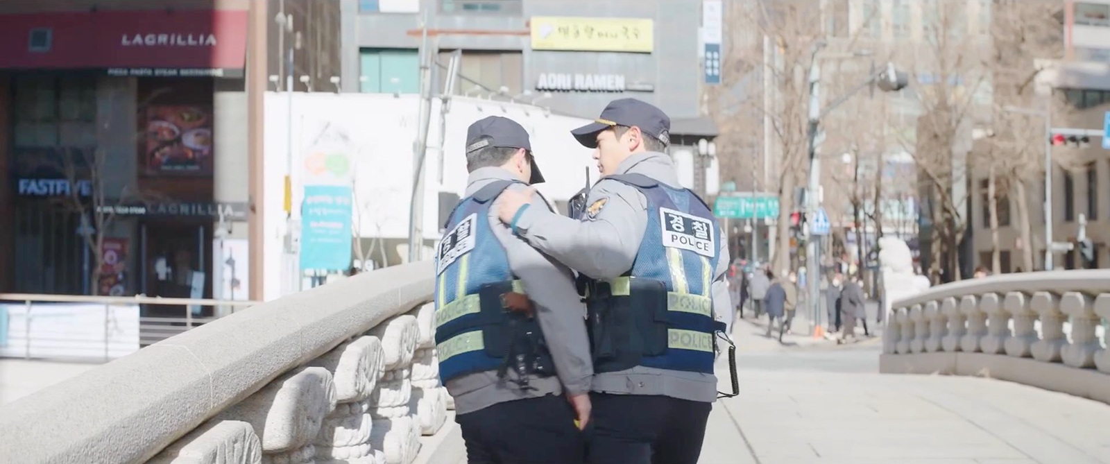 东植与同事接受采访